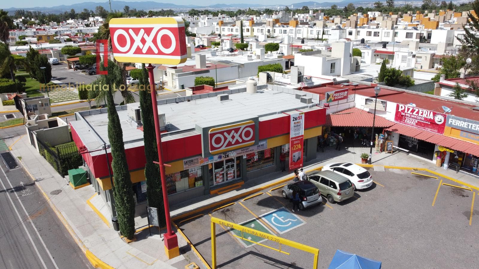 Plaza Comercial de Oportunidad en Fraccionamiento Pirámides, Corregidora - 1