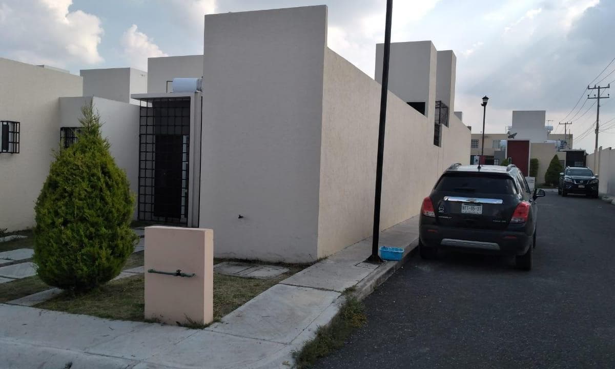 CASA EN VENTA DE CITARA HUEHUETOCA. $690,000 c/PORTÓN ELÉCTRICO D 74 MTS - 1