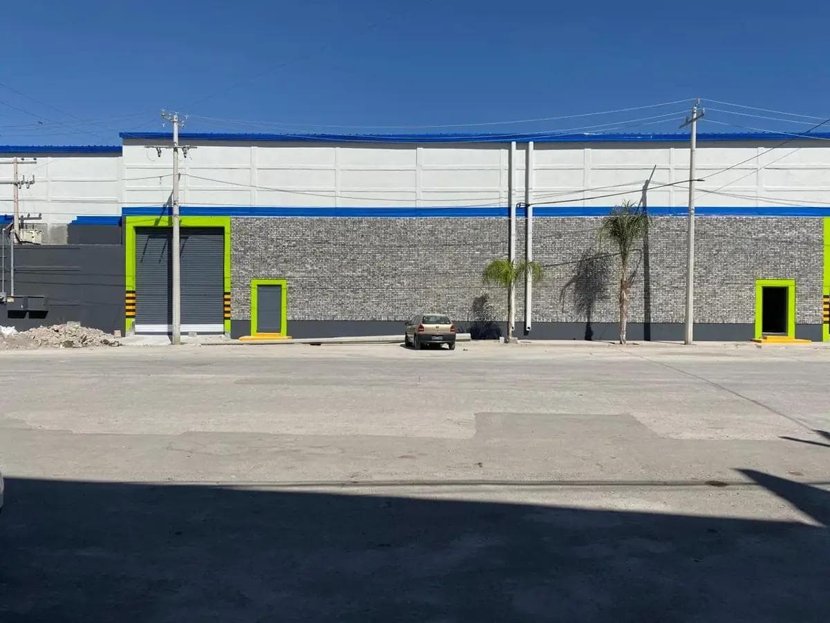 Bodega en Pequeña Zona Industrial - 1
