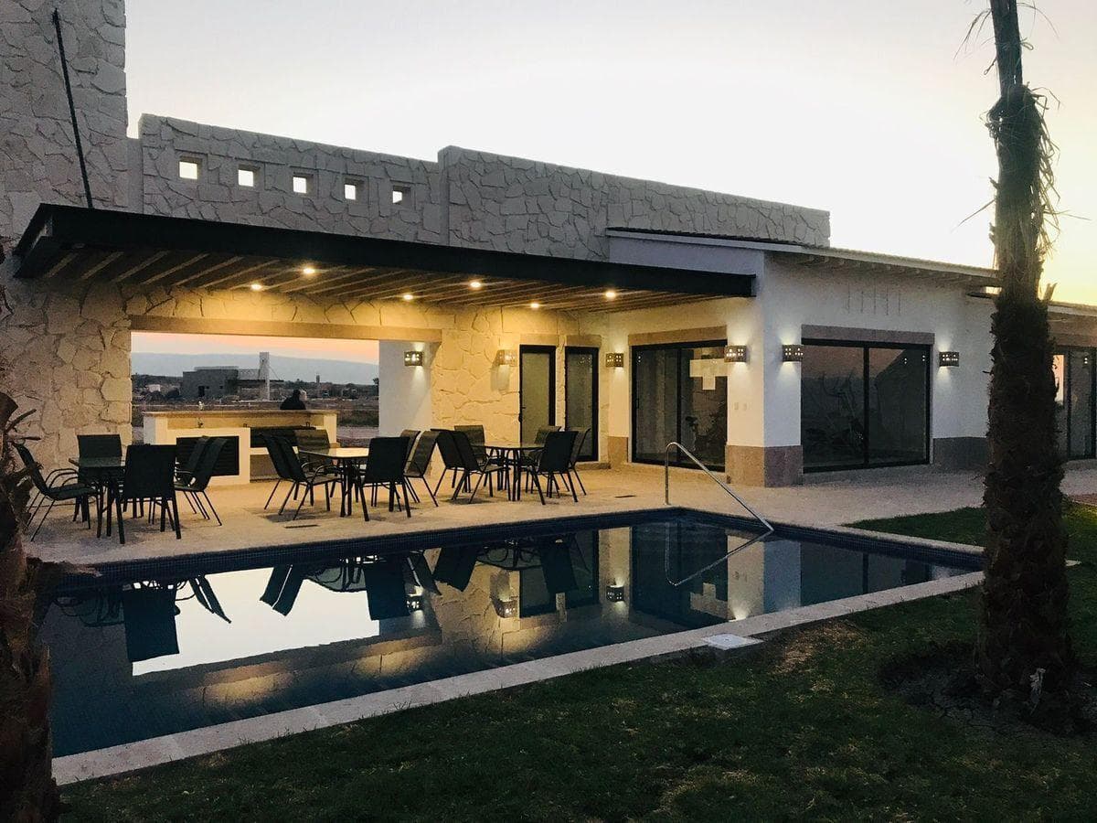 VIVE EN CIUDAD MADERAS SUR 2 TERRENO LISTO PARA ESCRITURAR A 5 KM DE QUERETARO Características Terreno en condominio Vigilancia 24 horas Listo para construir Nuevo Amenidades Condominio privado Vigil - 1