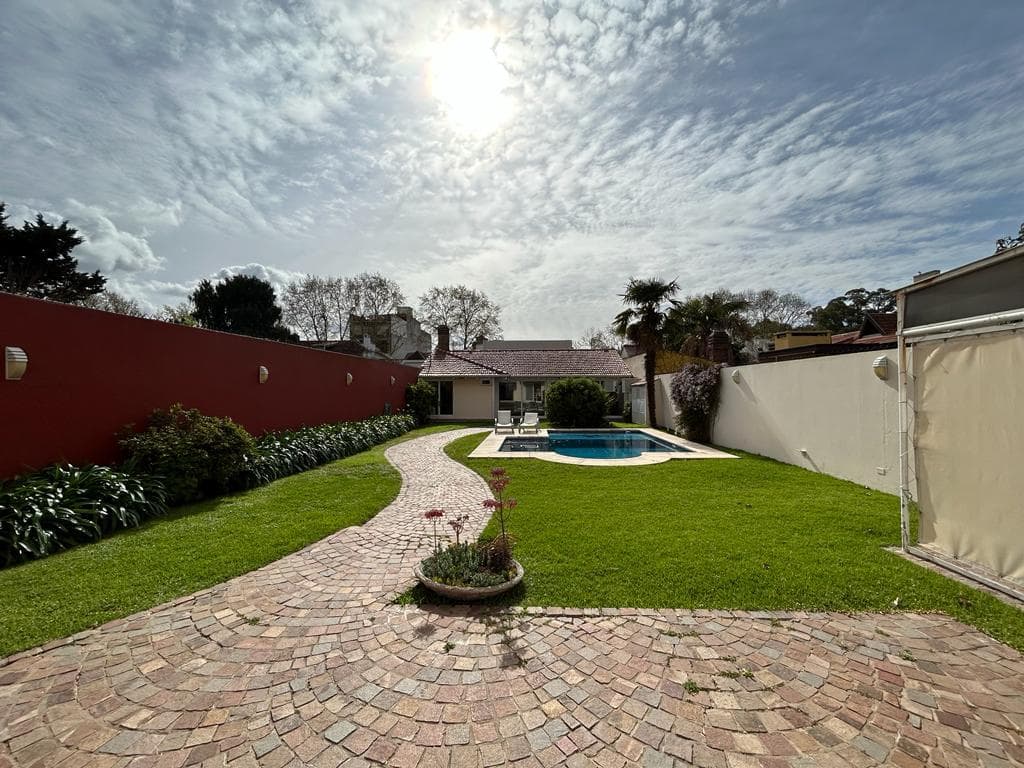 Casa en alquiler en Olivos 6 amb, impecable con pileta y quincho - 1