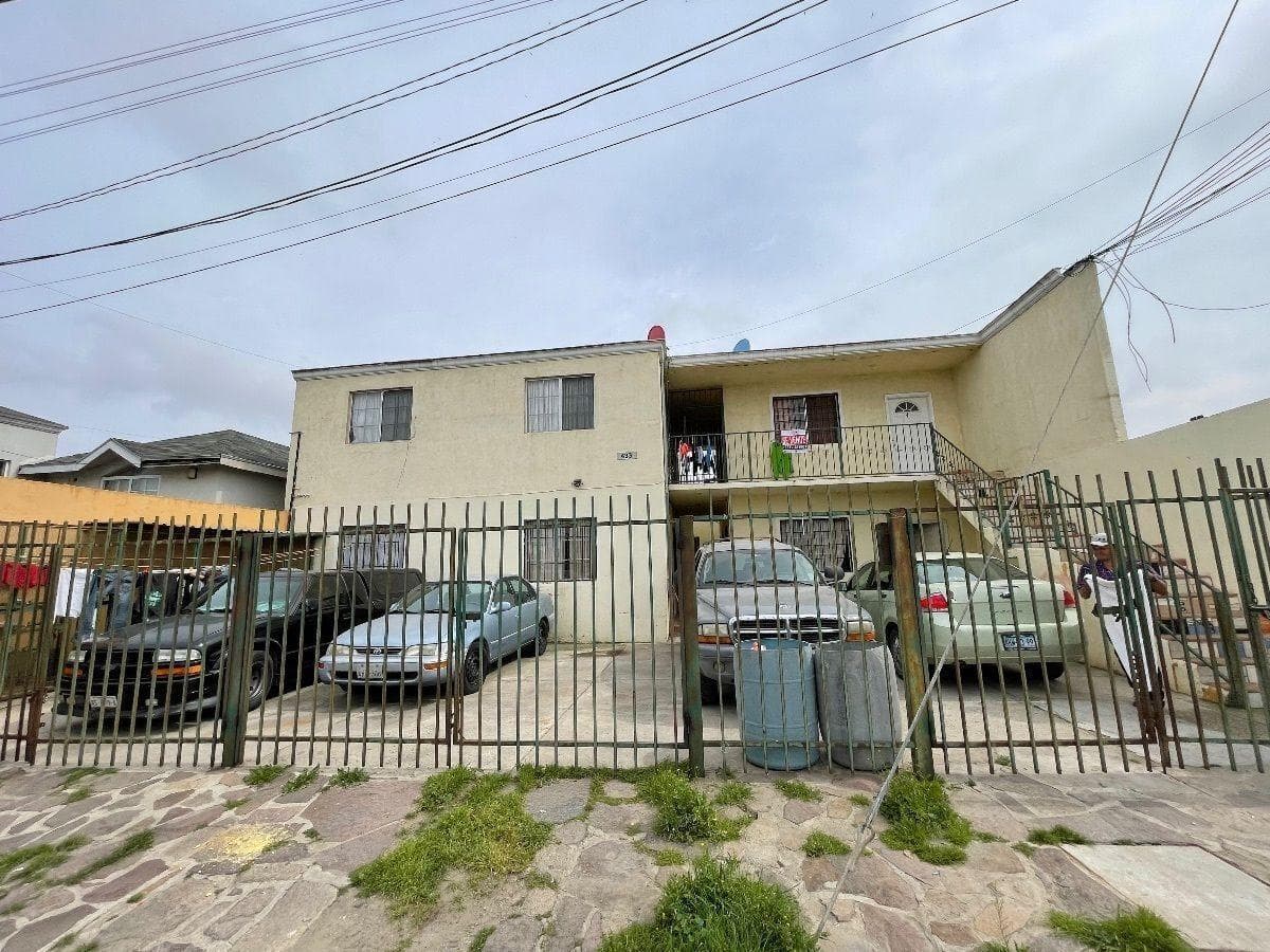 VENTA DE PROPIEDAD CON 6 DEPARTAMENTOS EN ROSARITO - 1