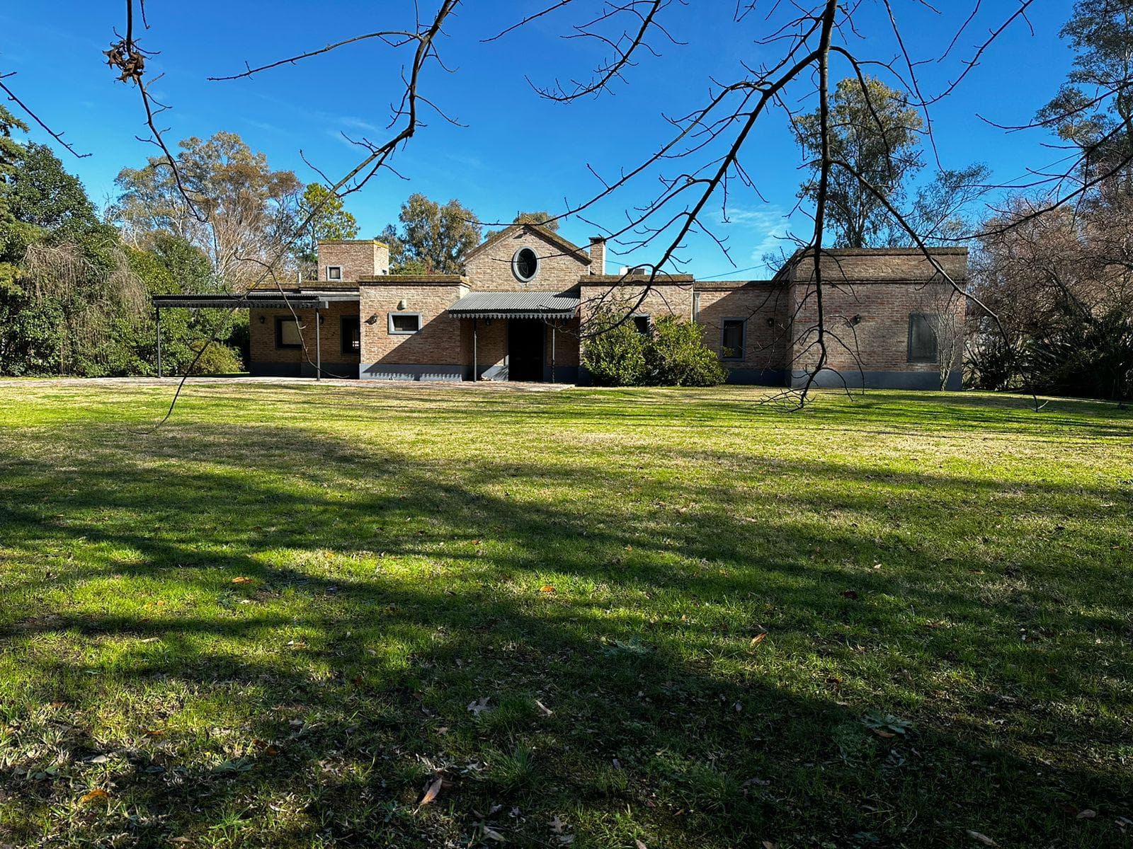 MODERNA CASA ESTILO CAMPO EN VENTA EN EL CLUB DE CAMPO EL MORO - 1