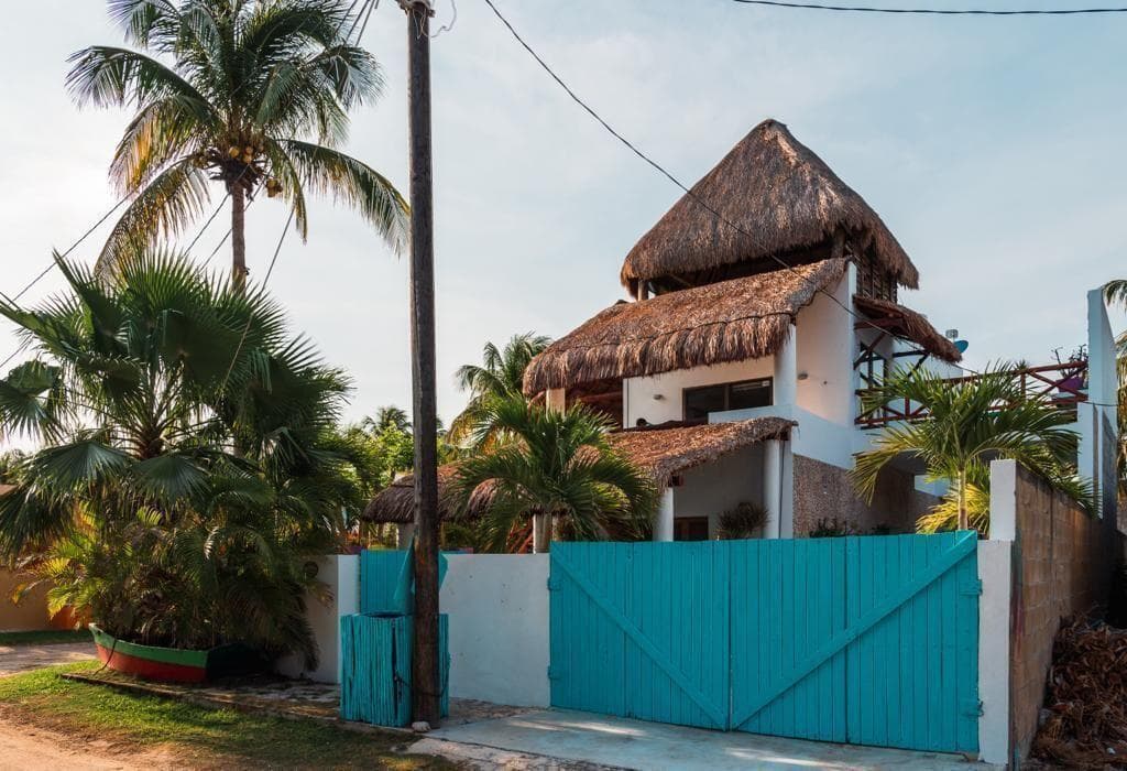 Casa de 2 recámaras con alberca en venta en Sisal, Yucatán. - 1