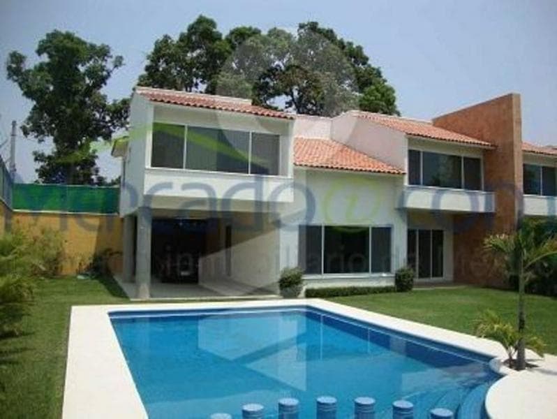 Casa T: 417 m2, C: 250 m2 en dos niveles, 3 recámaras 2 ½ baños, alberca, chapoteadero, jardín, palapa, garaje techado 2 - 1