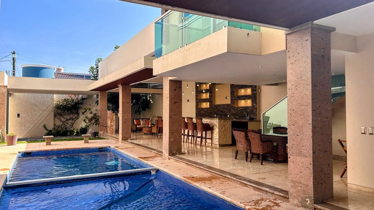 Lujosa Casa En Venta en Centro de Jocotepec, con Alberca - 1