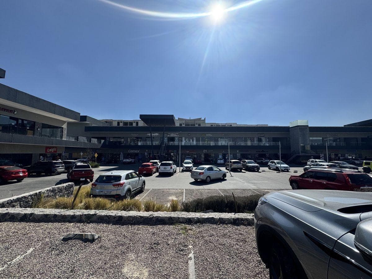 Renta de local comercial en Planta Alta con terraza, Zakia, Querétaro. - 1