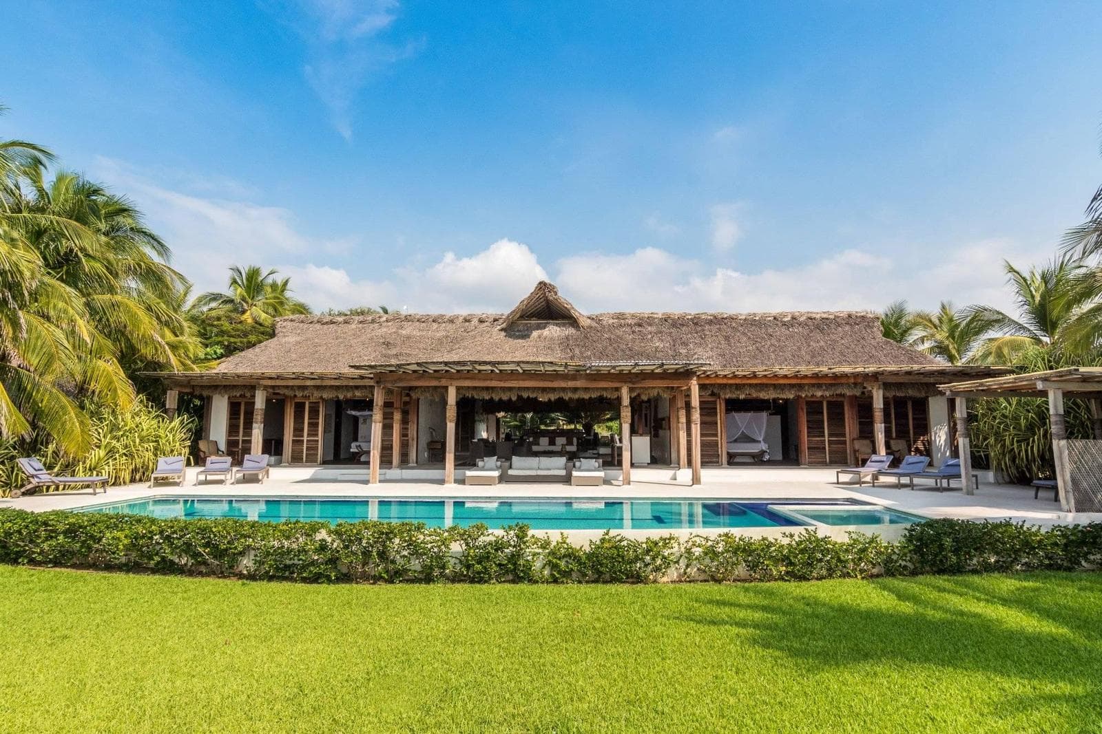 CASA A PIE DE PLAYA EN PUERTO ESCONDIDO, OAXACA-PROPIEDAD DE LUJO - 1
