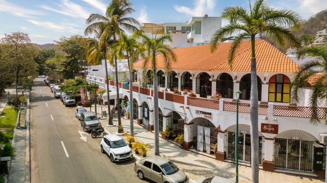 Plaza comercial en venta Tangolunda Huatulco - 1