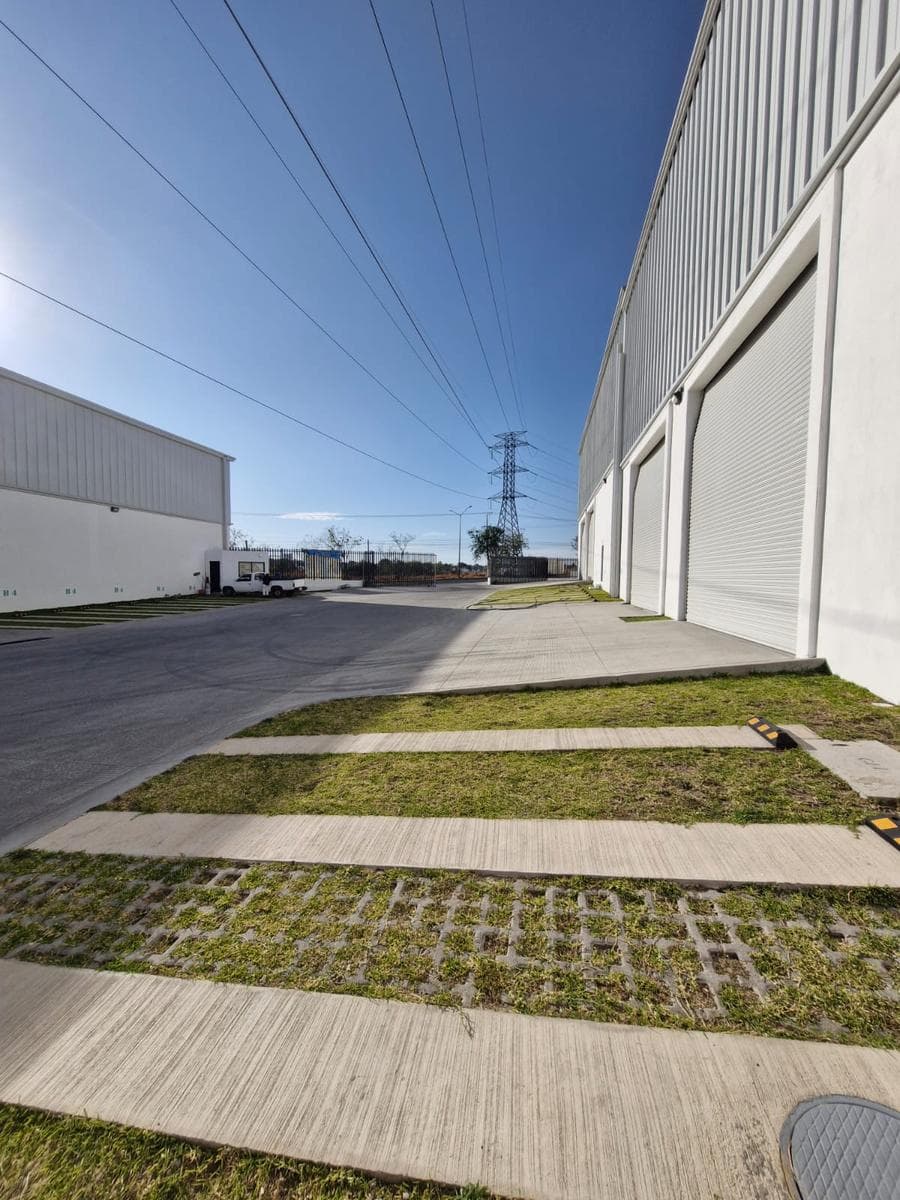 Se Renta Bodega de 2,000m2, Av Bosques de San Isidro, Zapopan Norte - 1
