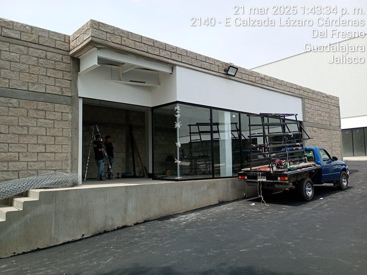 Se Renta Local Comercial sobre Av Lazaro Cardenas, Mercado de Abastos Guadalajara - 1