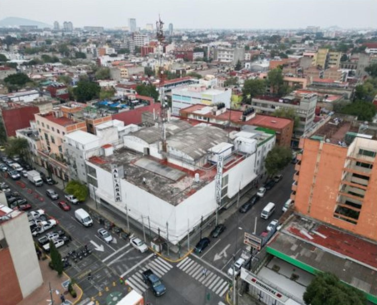 Local Comercial en esquina y Bodega en Planta Alta - 1