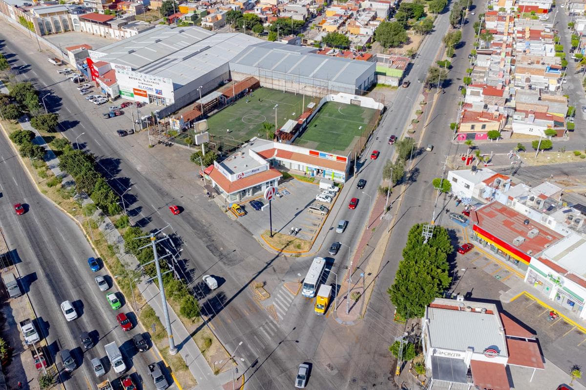 Local en avenida principal con estacionamiento - 1