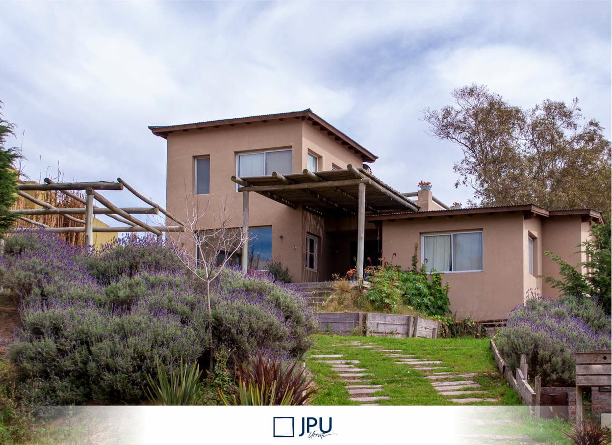 Casa en Venta Costa Esmeralda Golf, desarrollada en dos plantas. - 1