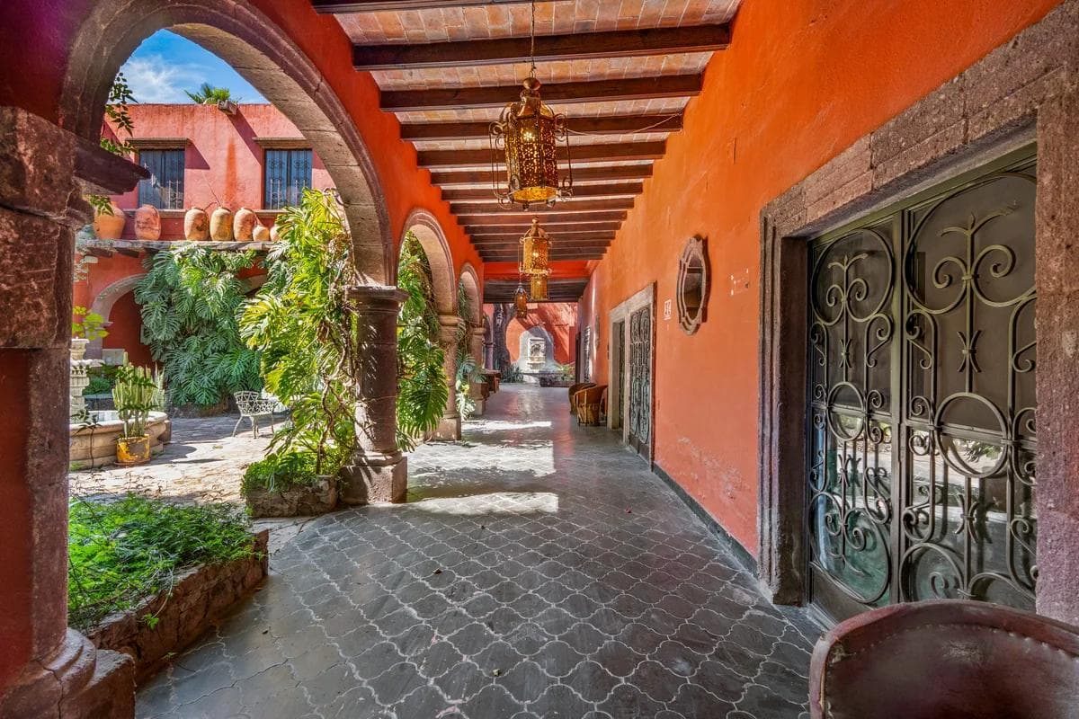 Hotel Colonial en Venta, 21 habitaciones, en el Centro de San Miguel de Allende ( no está operando) - 1