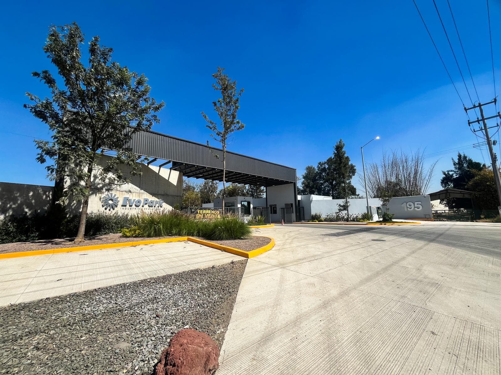 NAVE INDUSTRIAL EN VENTA EN FRENTE AL AEROPUERTO - 1