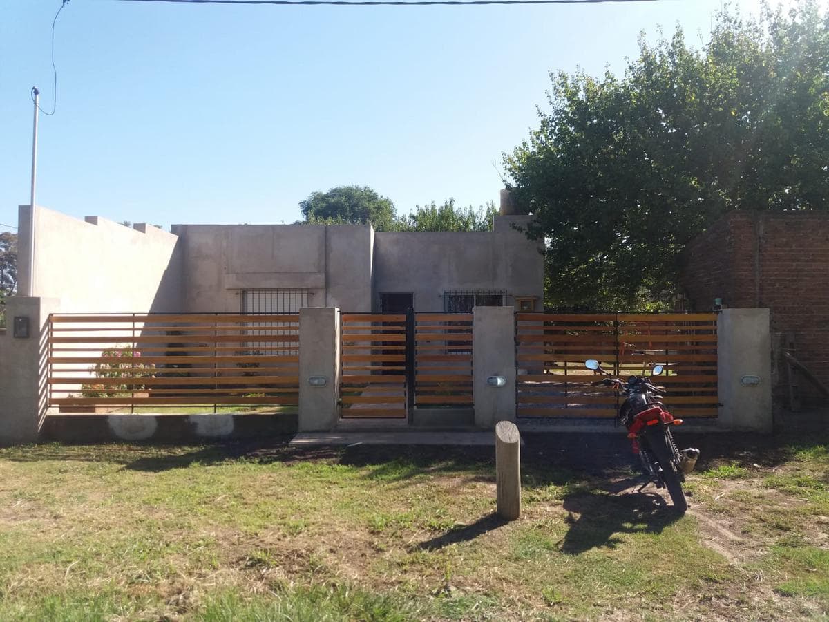 Casa en venta - 2 Dormitorios 1 Baño - 55 mts2 - 9 De Julio - 1