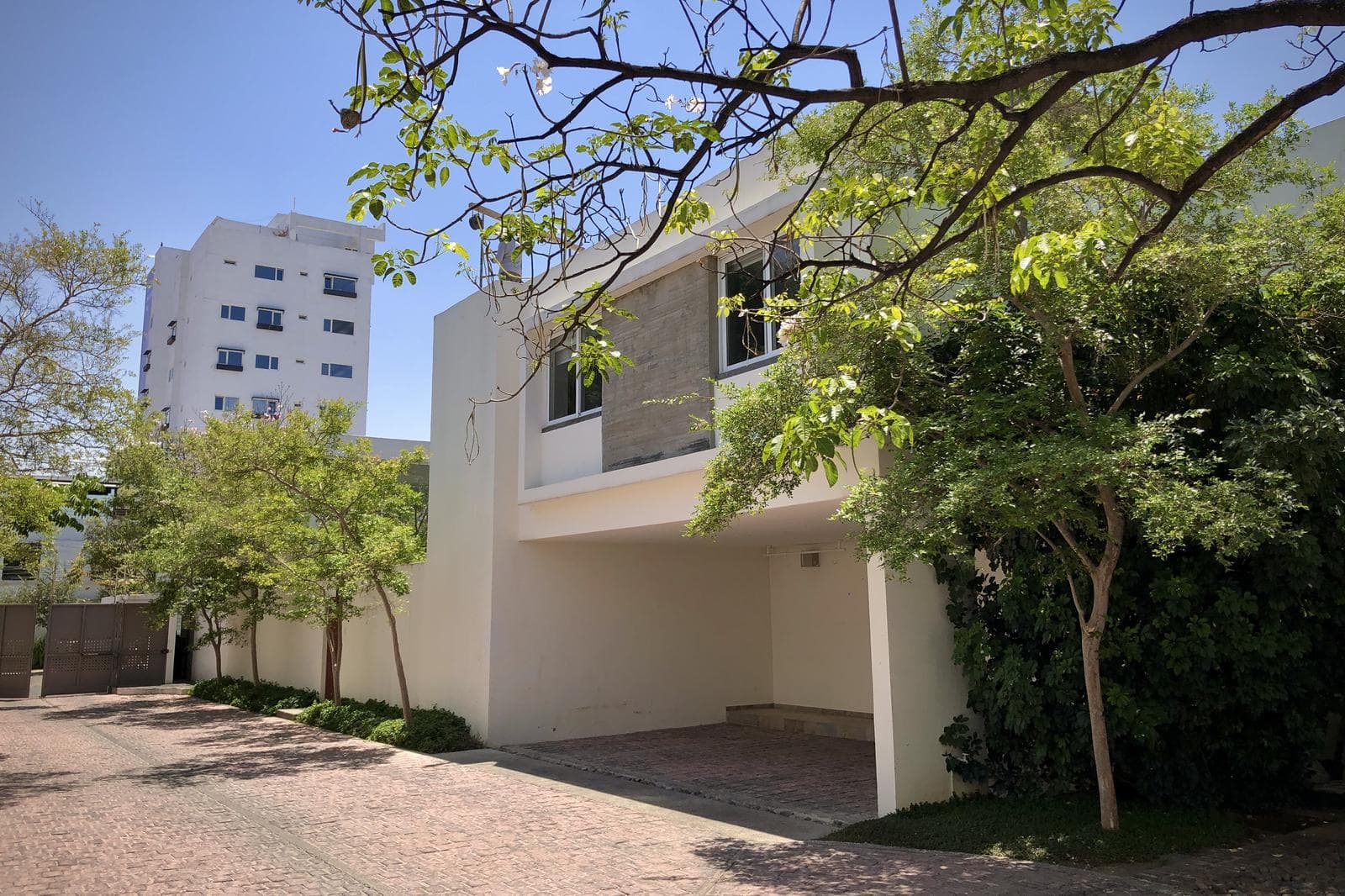 Hermosa casa amueblada en renta, 3 recámaras, privada de 4 casas - 1