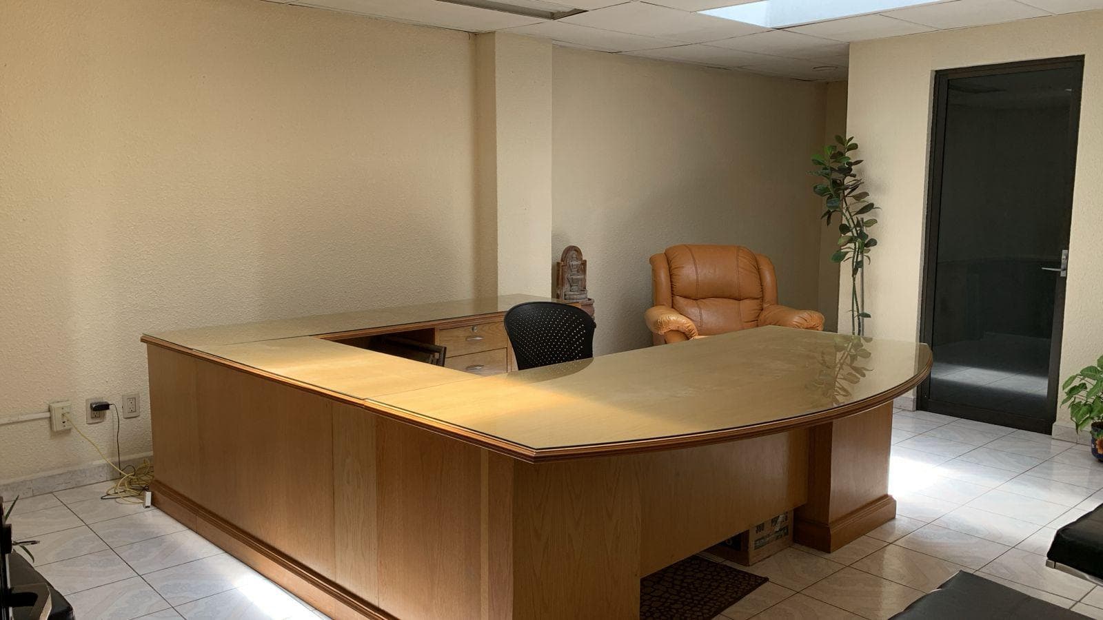 Oficinas amuebladas dentro de parque industrial con seguridad 24/7 - 1