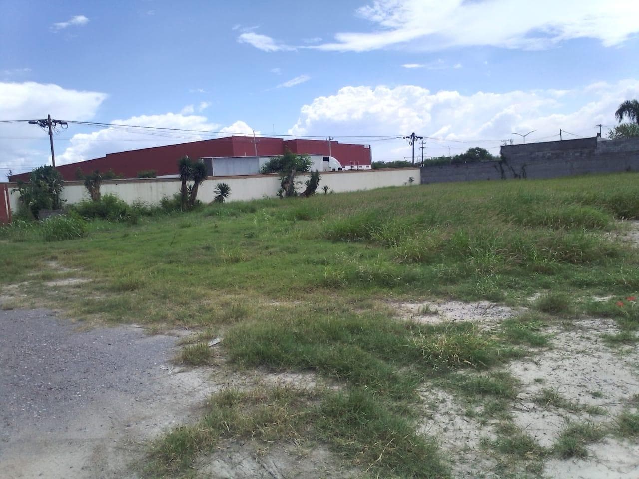 TERRENO EN RENTA CON OFICINAS EN SALINAS VICTORIA NL - 1