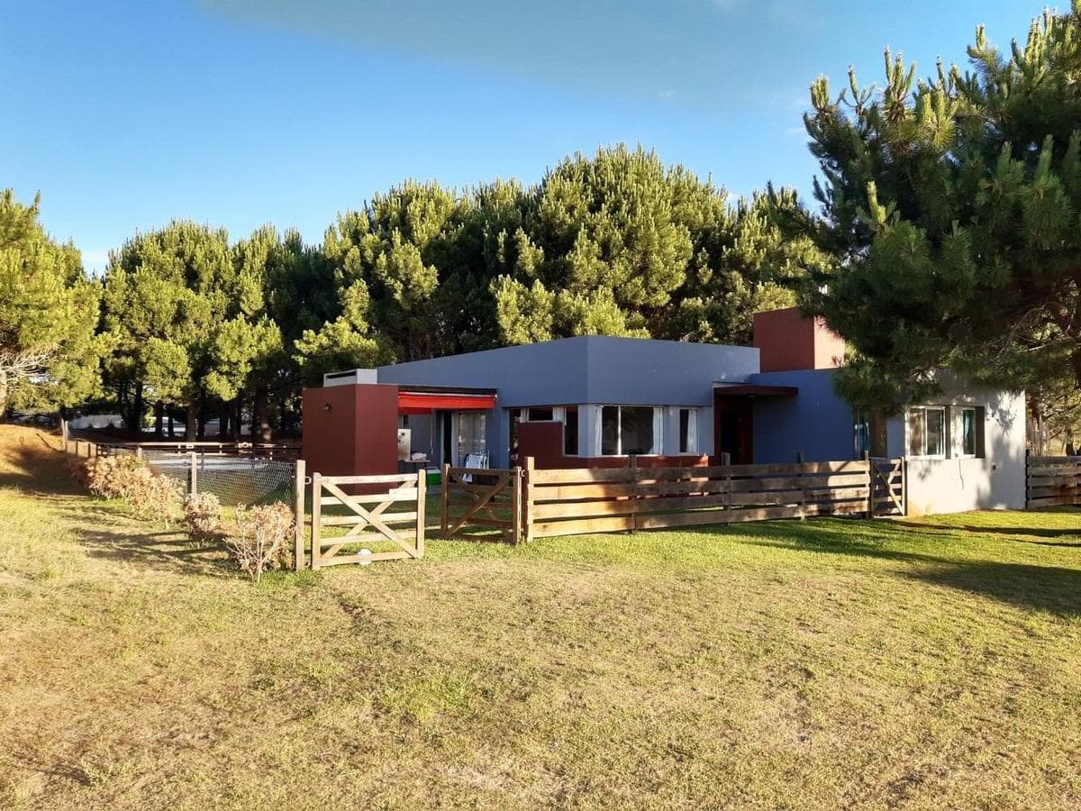 Casa en venta - 3 Dormitorios 2 Baños 4 Cocheras - 1082Mts2 - Santa Teresita - 1