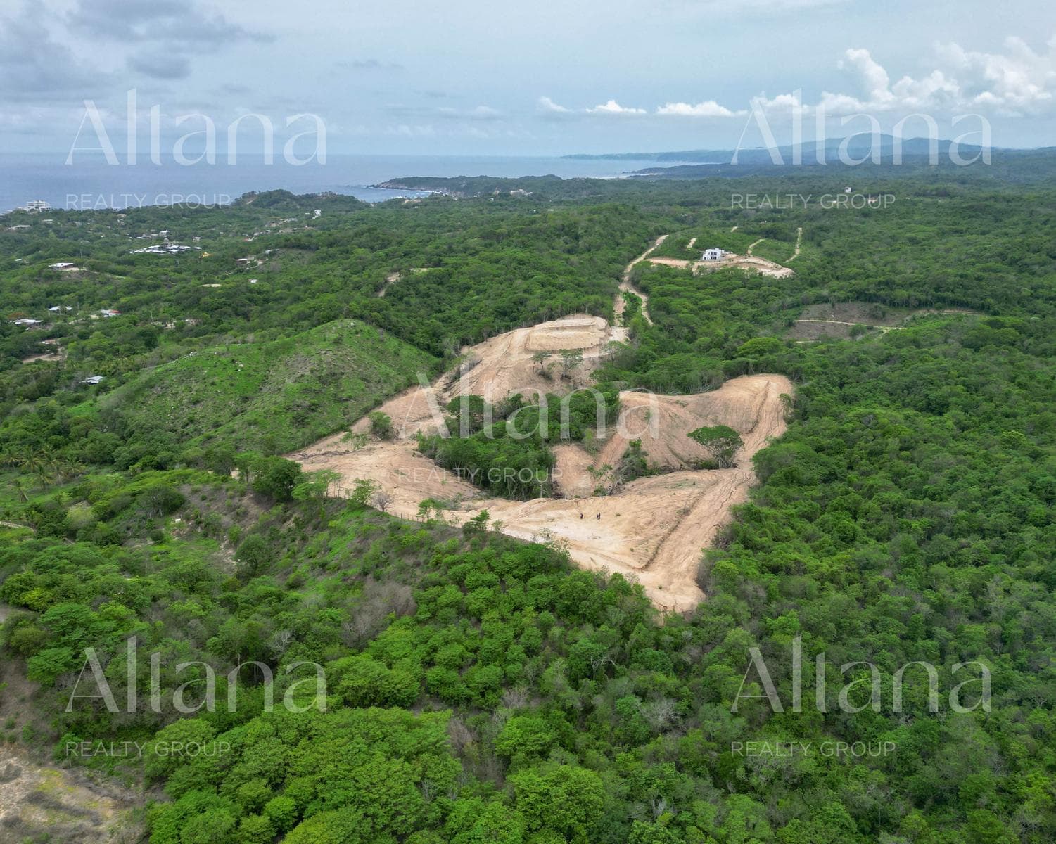 Fraccionamiento "Linda Vista" Lotes en venta en Bahía de Cuatunalco a solo 35 minutos de Bahías de Huatulco - 1