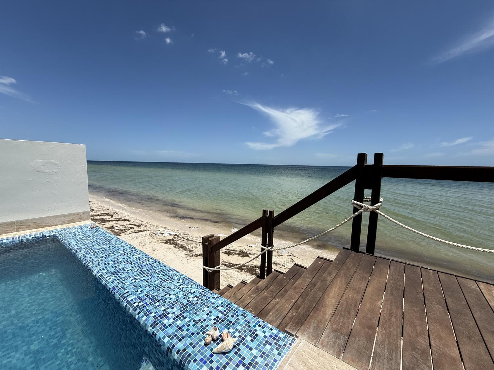 EN VENTA CASA EN TELCHAC PUERTO DE 4 HABITACIONES CON ALBERCA, ROOFTOP Y ACCESO A LA PLAYA - 1