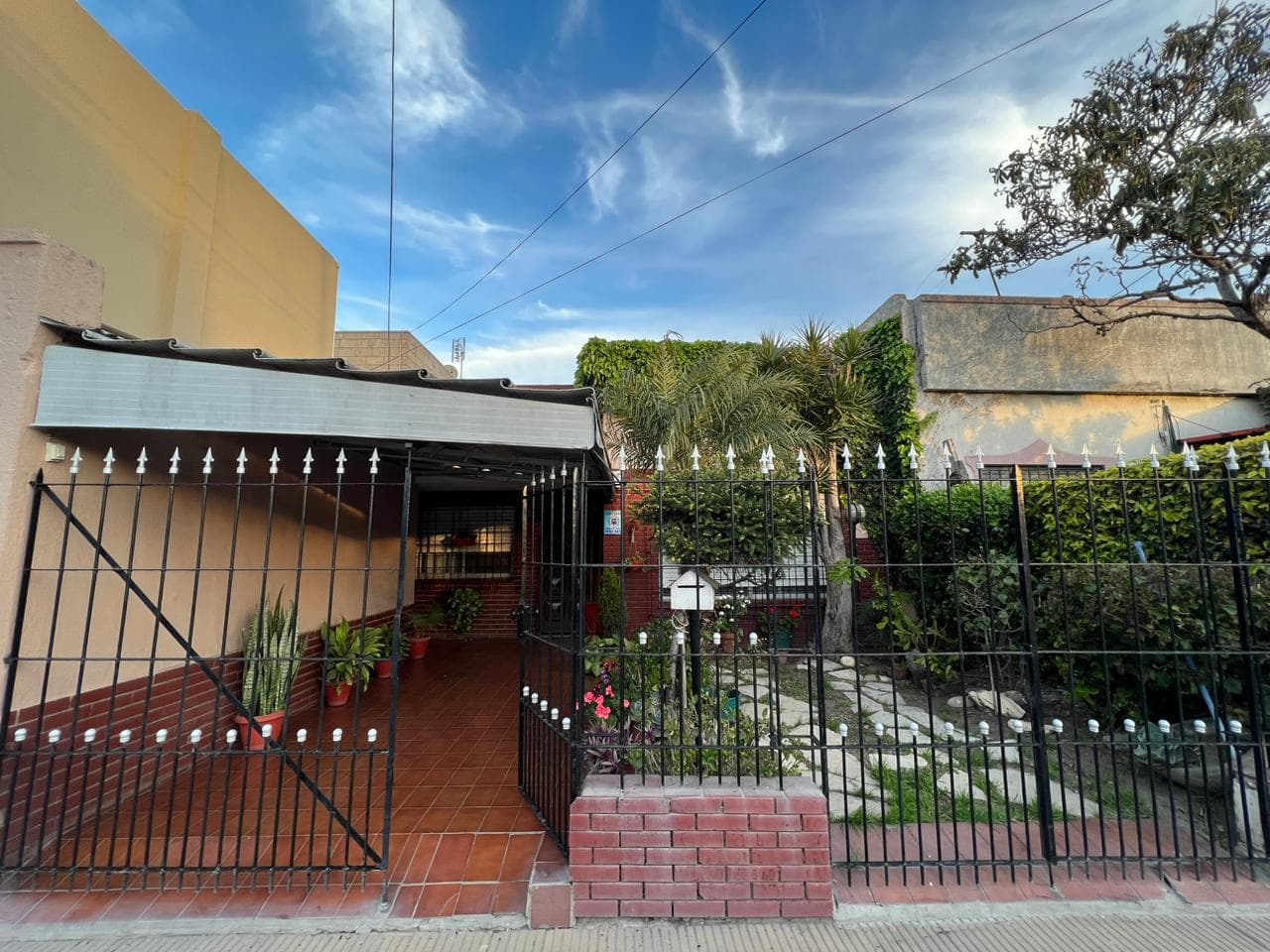 Armenia 351, Sarandí ¡4 ambientes, patio con parrilla y 2 cocheras a la venta! - 1