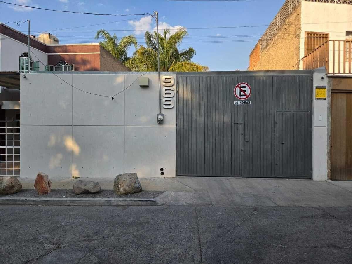 Bodega en Renta en calle muy tranquila, Guadalajara, Jardines de la Paz - 1
