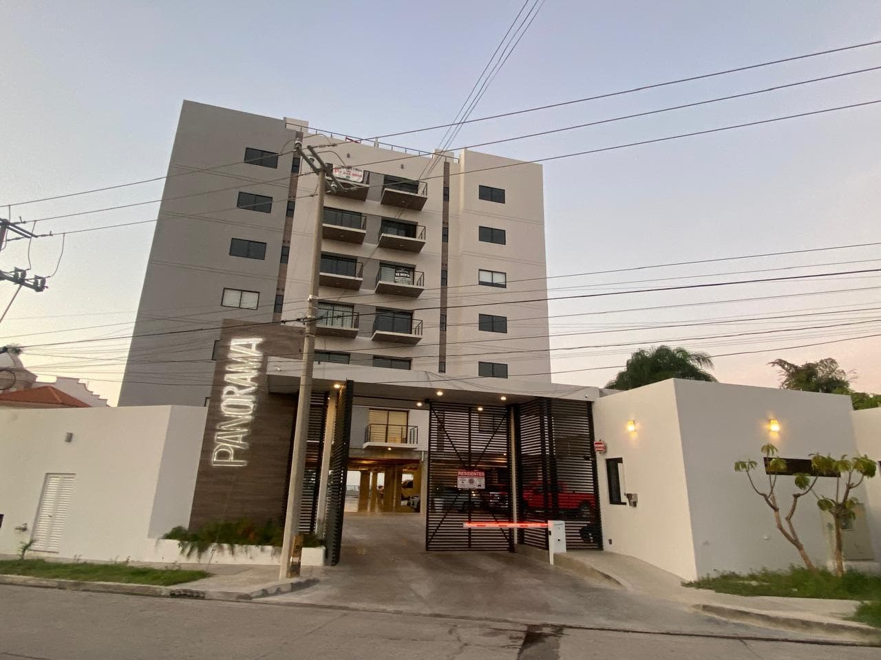 PADRISIMO DEPARTAMENTO AMUEBLADO EN RENTA!! EN EDIFICIO PANORAMA, SECTOR MONTEBELLO! - 1