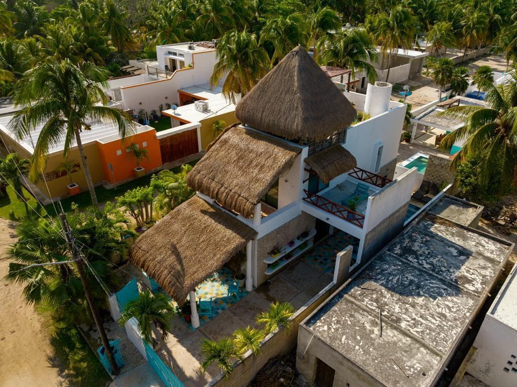 CASA EN VENTA MERIDA, PLAYA SISAL A 150 MTS DEL MAR, AMUEBLADA, ENTREGA INMEDIATA. - 1
