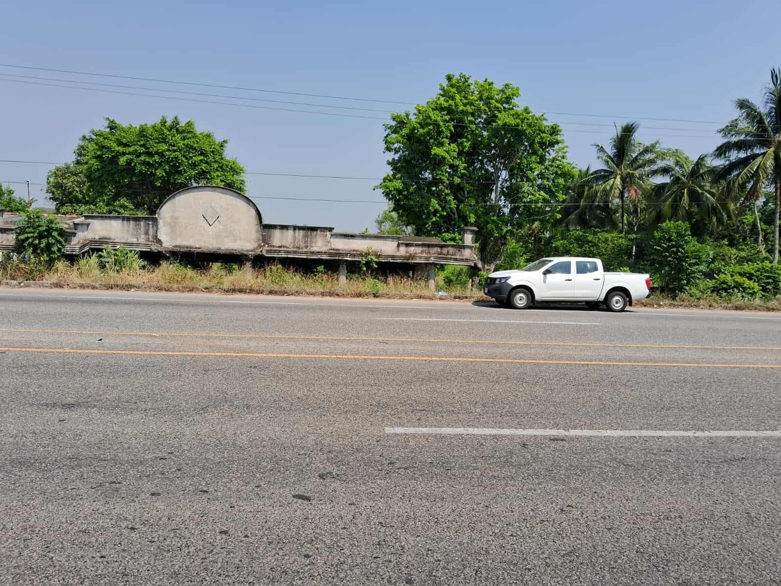 Excelente propiedad para restaurar a pie de autopista, apta para negocio!!! - 1