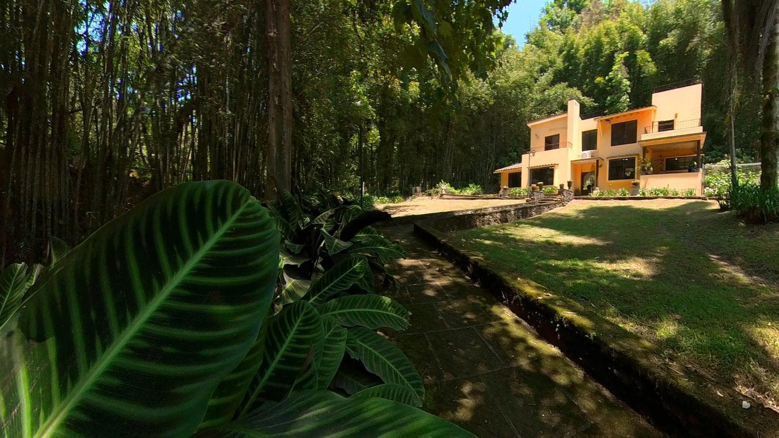 Residencia en Coatepec Campestre con jardín en venta, con 2 chalets - 1