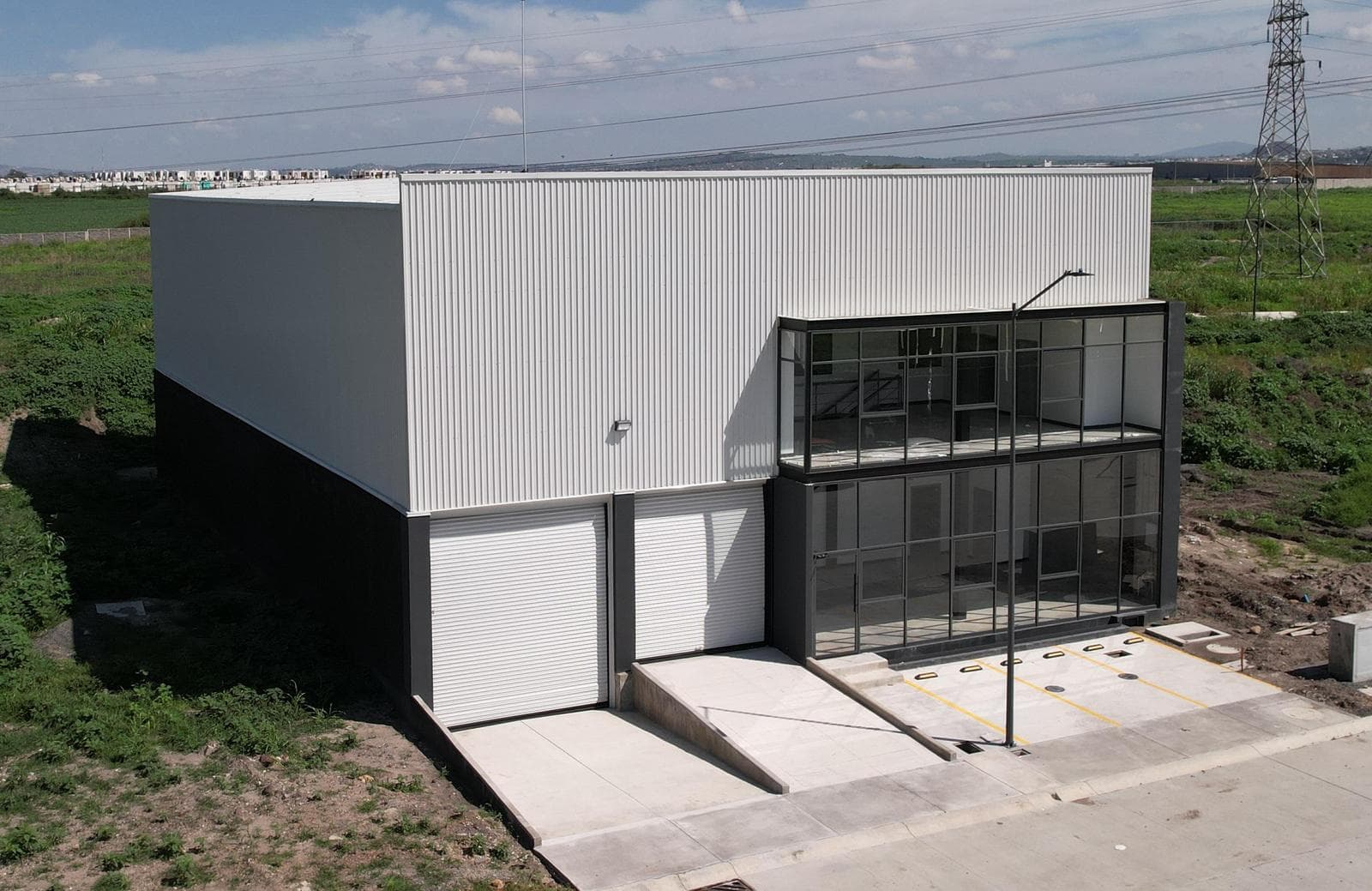 NAVE EN RENTA DENTRO DE PARQUE INDUSTRIAL - 1