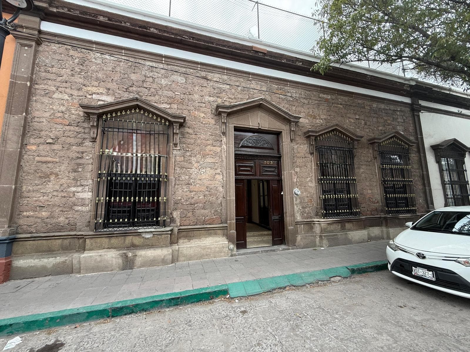 CONSULTORIOSA U OFICINAS EN RENTA EN COL. TEQUISQUIAPAN - 1