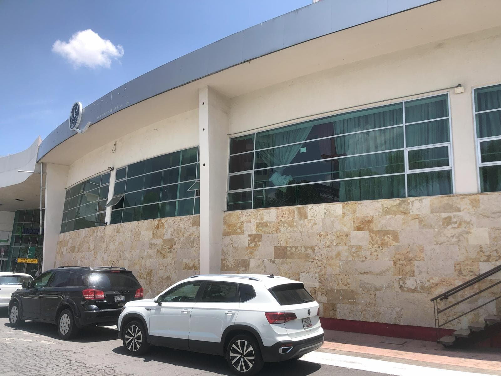 Local Comercial en renta en Palmas Plaza - 1