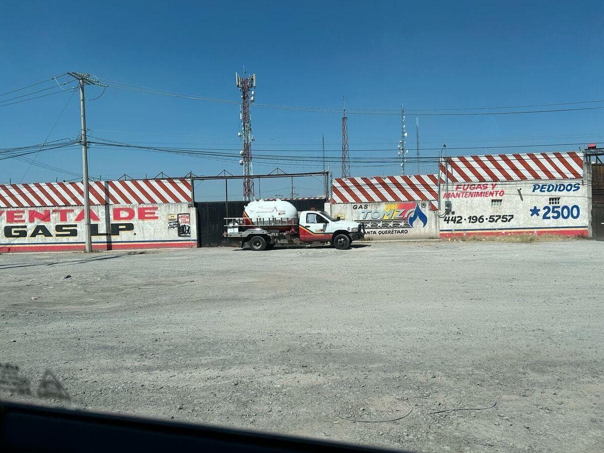 Terreno en renta con oficinas y uso de suelo comercial cerca del Conin - 1