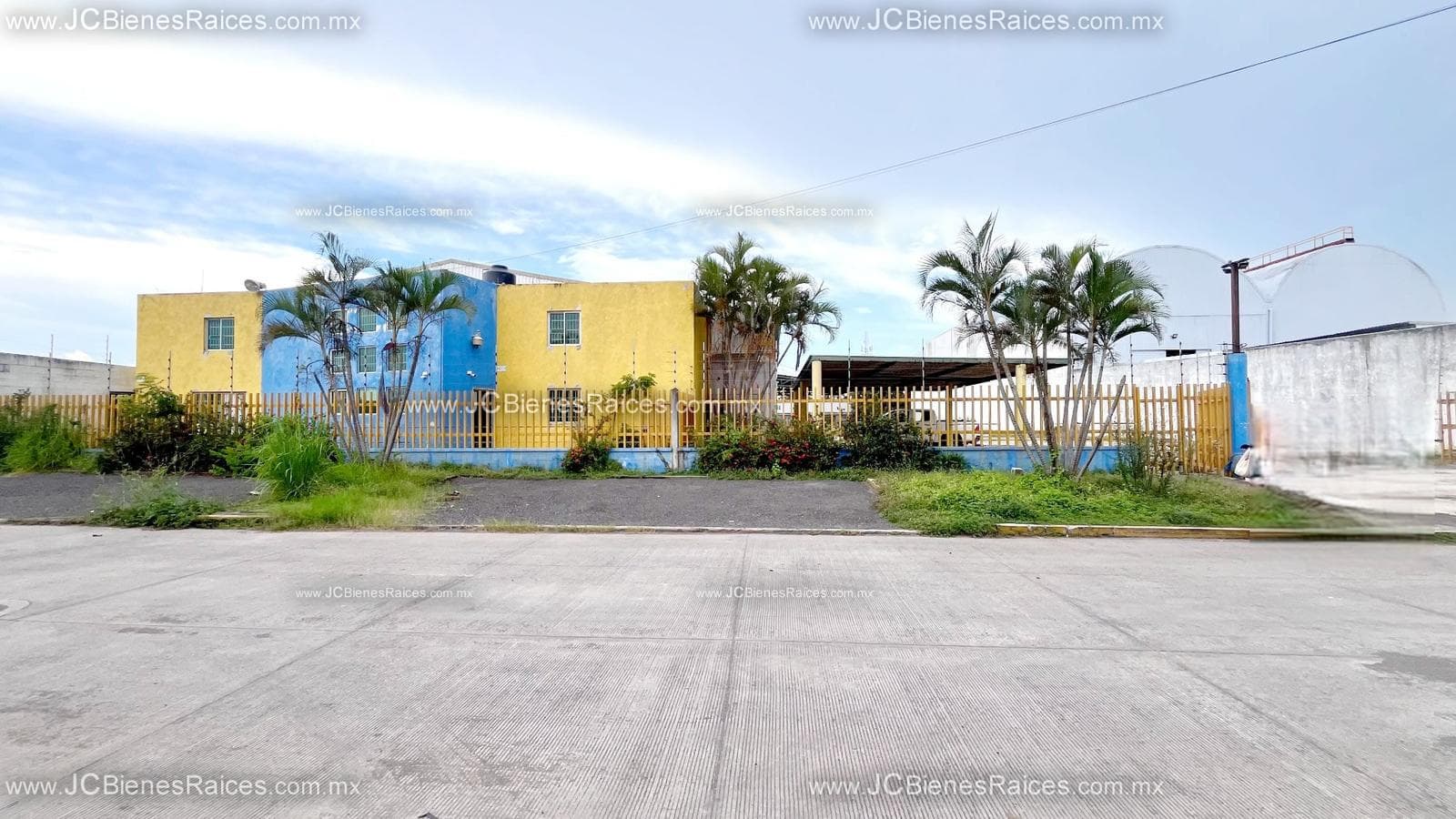 Renta de bodega con oficinas en Zona Industrial, Veracruz, con patio vehicular. - 1