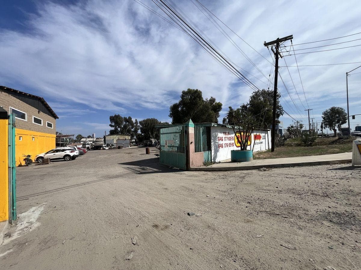 Terreno comercial en Renta - 1
