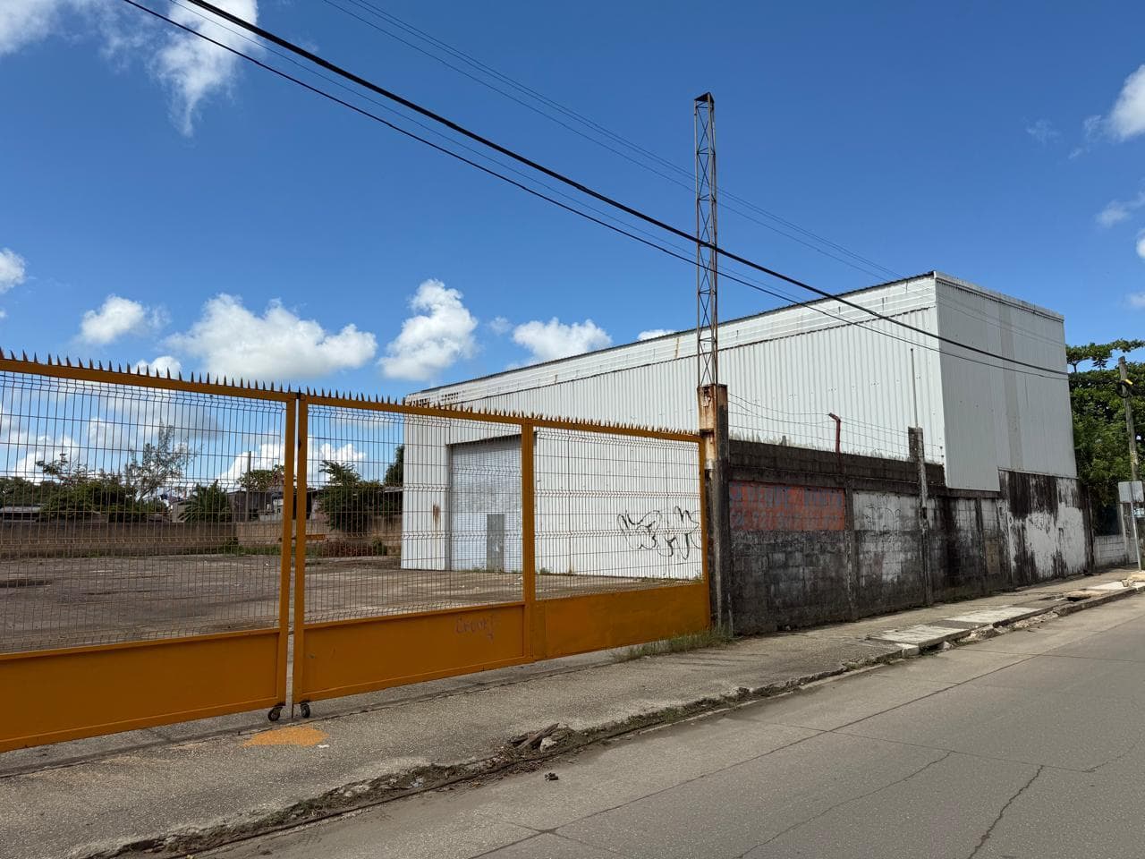 Bodega en Renta con patio de maniobras Calle Leona Vicario, Col. Héroes de Nacozari, Coatzacoalcos, Ver. - 1