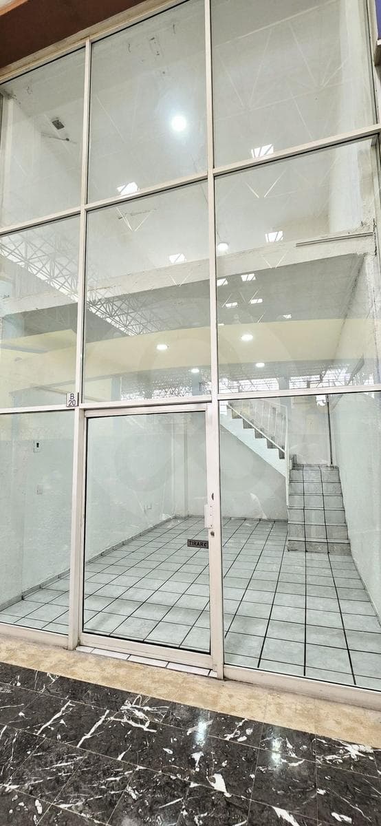 Local en Venta Plaza San Isidro Zapopan, 2 niveles, ideal negocio u oficina - 1