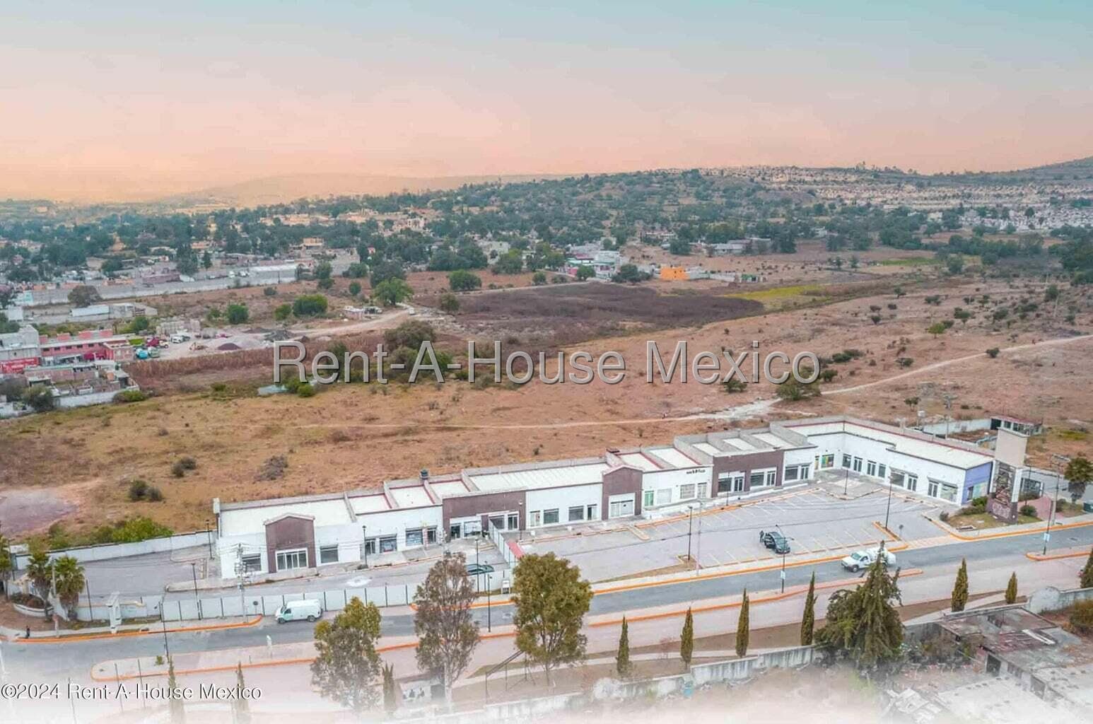 Plaza Comercial en Renta en Paseo del Rey Huehuetoca BJ 25-1582 - 1