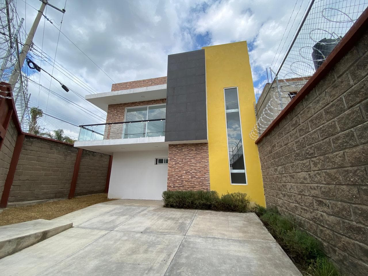 Casa en venta con cuatro recamaras y terraza en Apizaco , Tlaxcala - 1