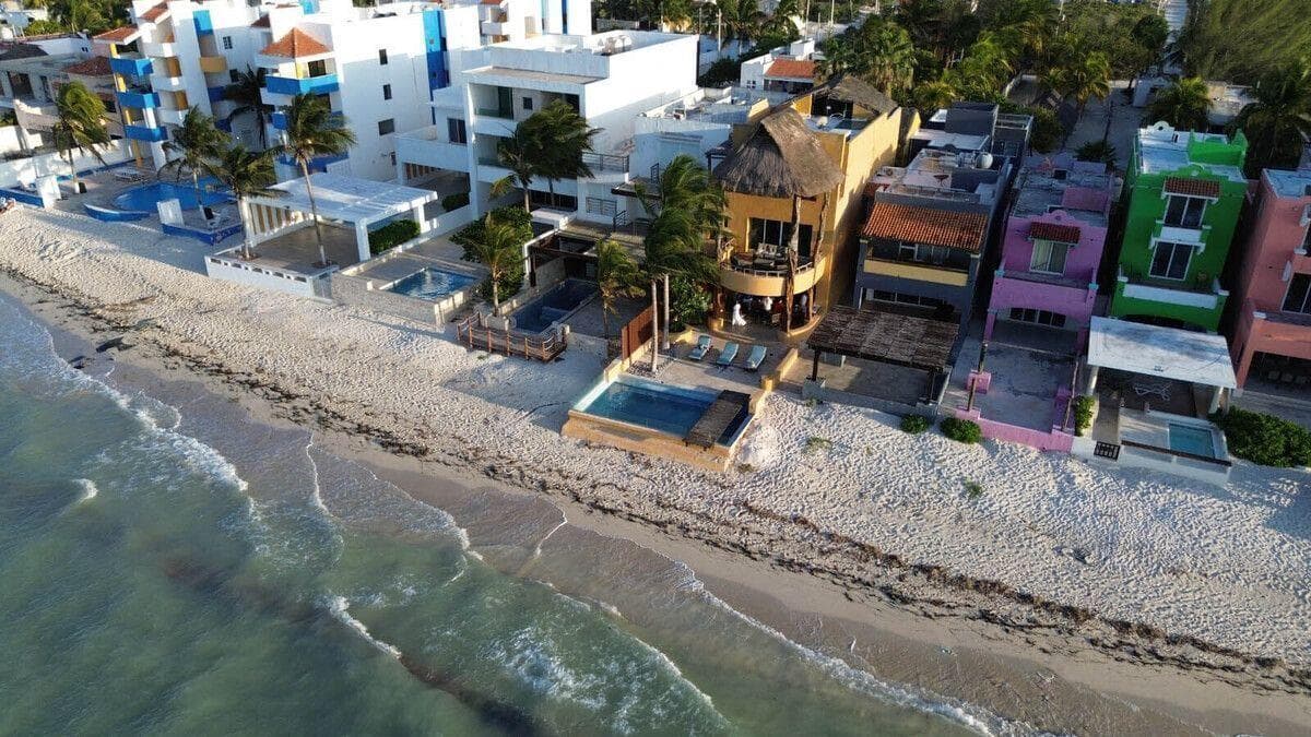 HERMOSA CASA EN VENTA CON VISTA AL MAR DE CHICXULUB, KM 12.5 - 1