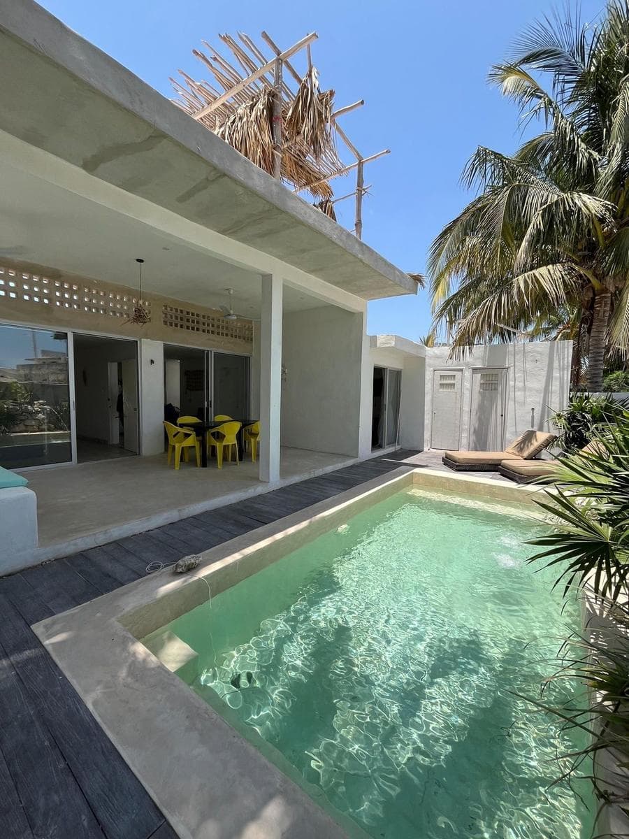 CASA EN VENTA A UNA CUADRA DE LA PLAYA DE TELCHAC PUERTO. - 1