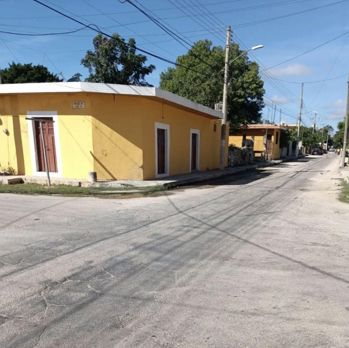 CASA PARA REMODELAR EN VENTA EN ESQUINA, EN EL PUEBLO MAGICO DE IZAMAL. - 1