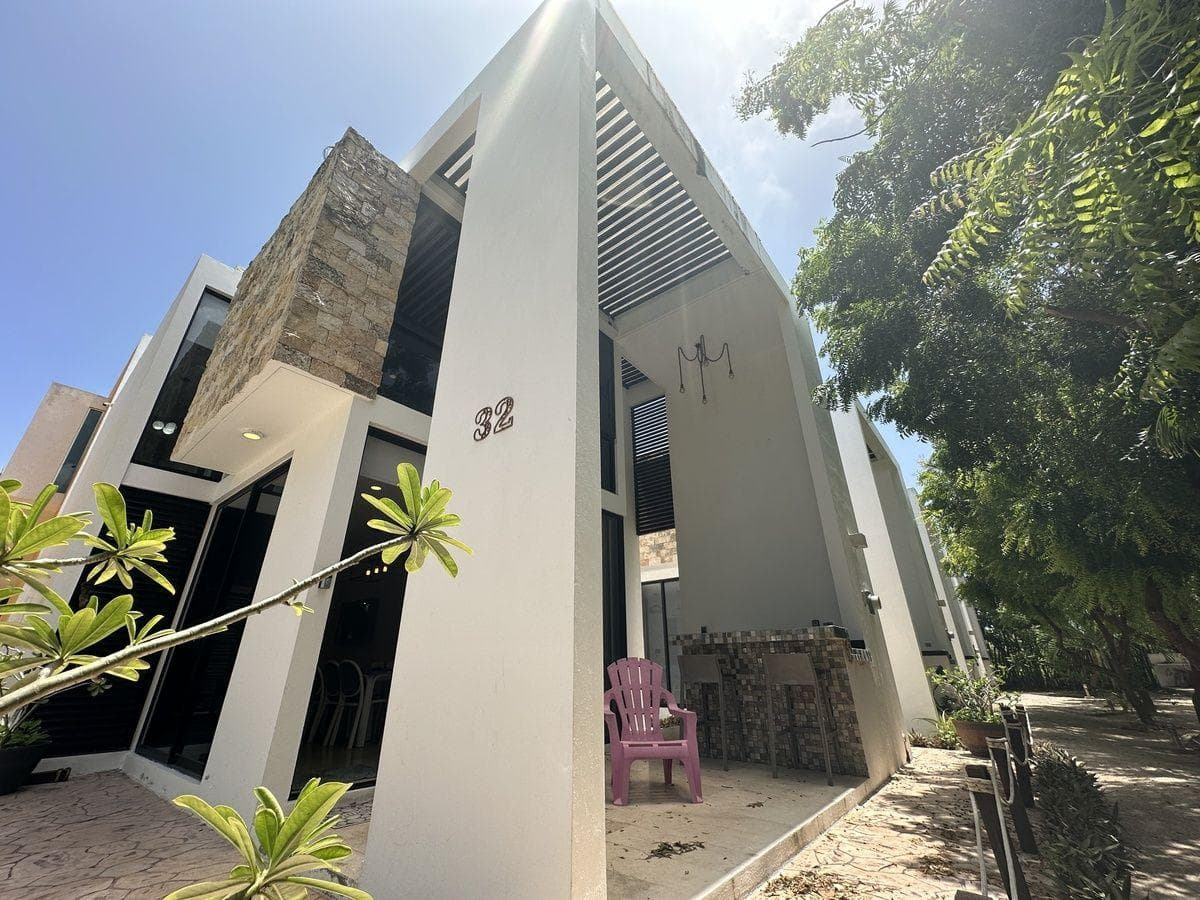 VILLA AMUEBLADA CON PANELES SOLARES EN VENTA EN TELCHAC PUERTO, YUCATÁN. - 1