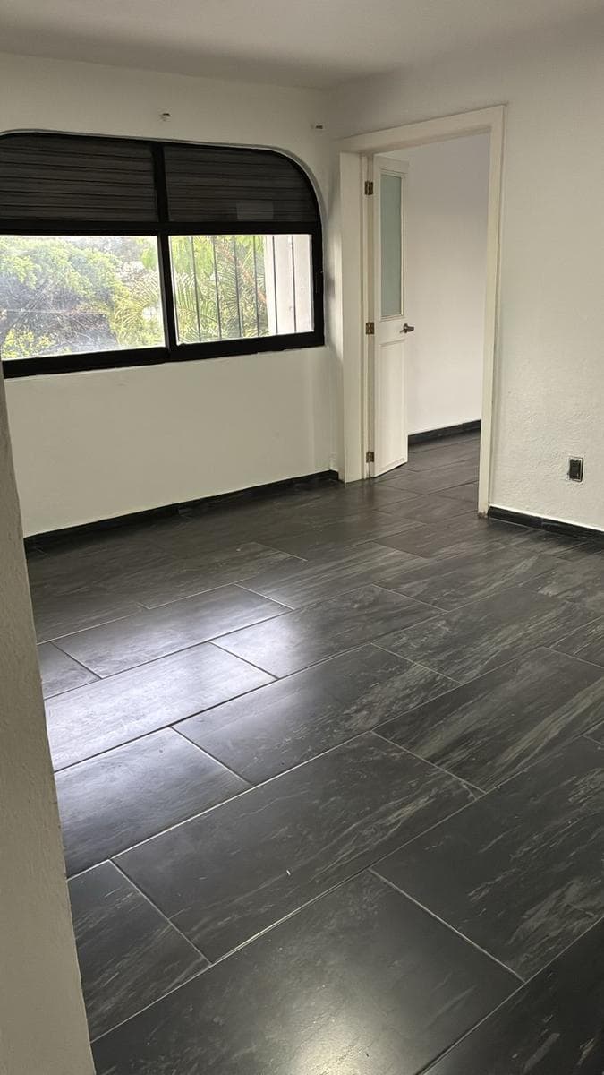 OFICINA EN RENTA MINUTOS DE PLAZA GALERÍAS AV. NOVELISTAS 42.5m2 - 1