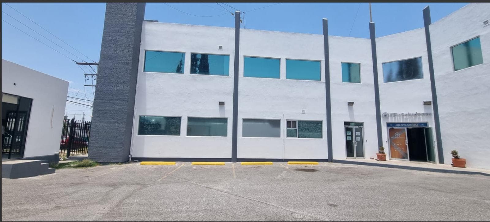 OFICINA EN RENTA A DOS CUADRAS DEL CANAL CON AMPLIO ESTACIONAMIENTO - 1