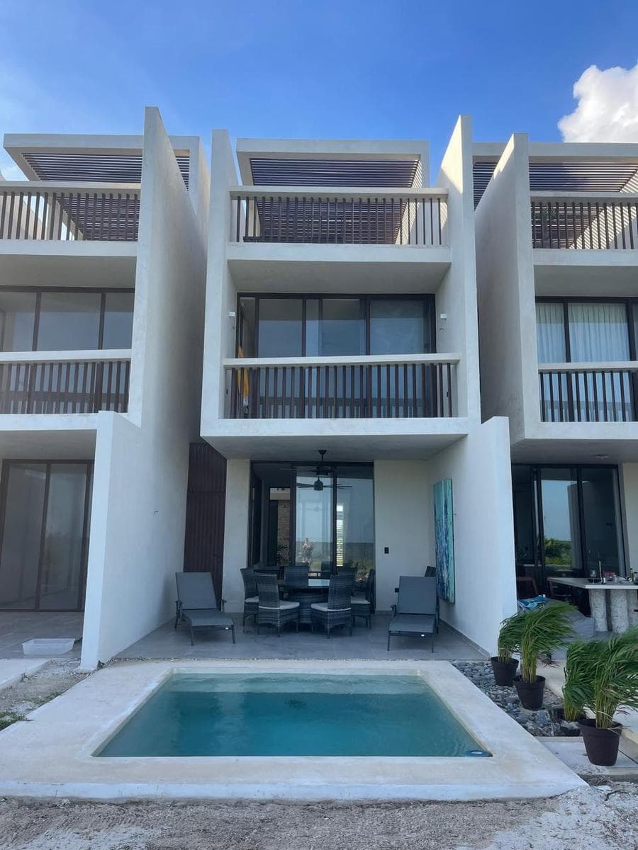 Se vende preciosa Villa frente al mar en KM 33 - 1